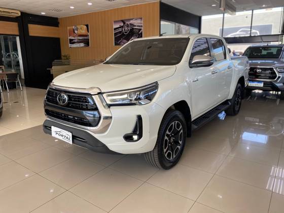 TOYOTA HILUX 2.8 D-4D TURBO DIESEL CD SRX 4X4 AUTOMÁTICO